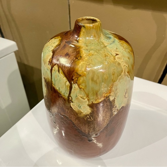 Beautiful Pottery Vase - Picture 3 of 7